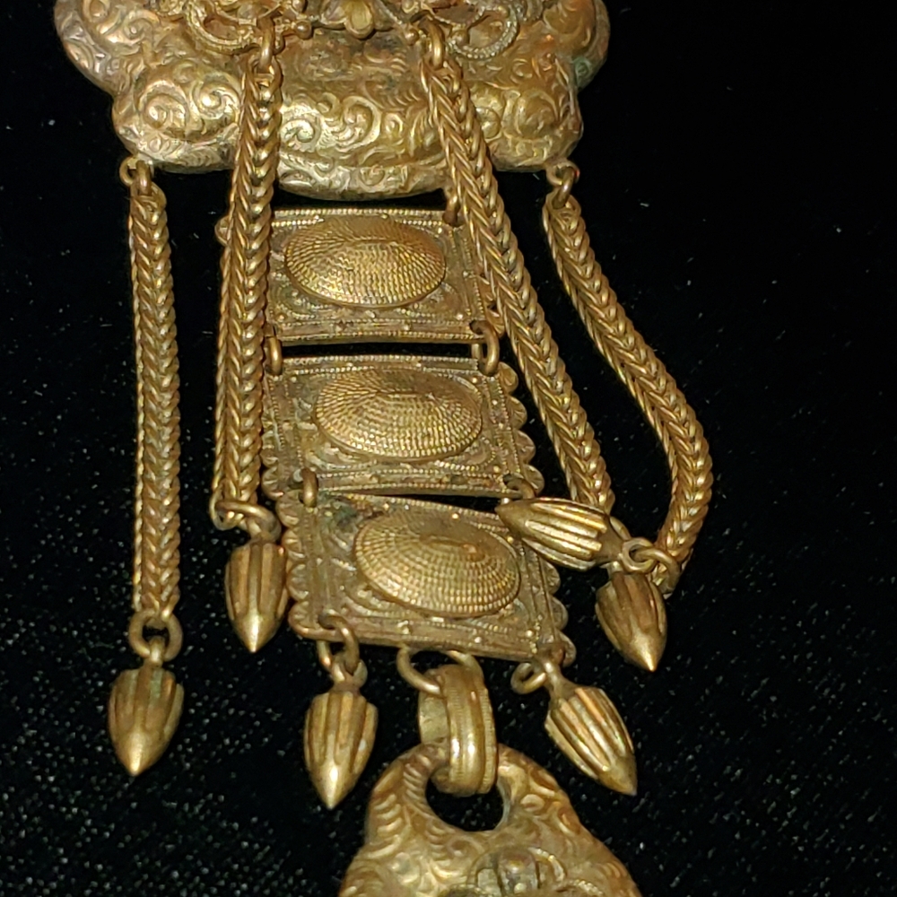 Vintage brass Etruscan Style hanging brooch - Picture 3 of 7
